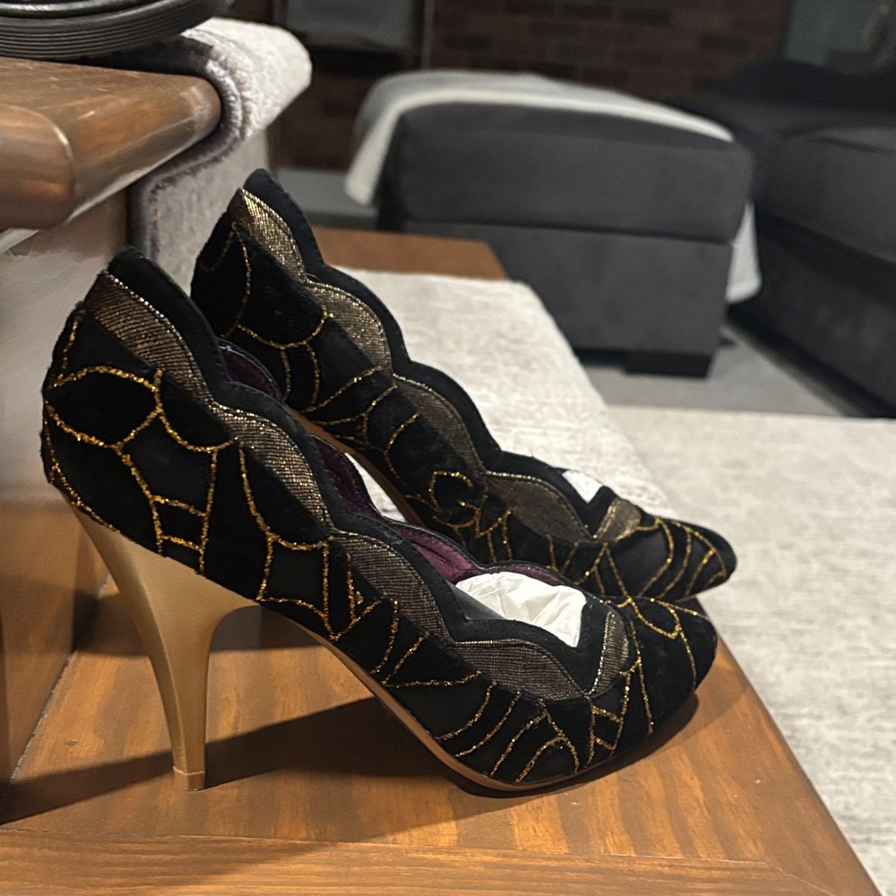 Poétic licence Black and Gold Scalloped Wedge Heels size eur 40.5 - Picture 3 of 5